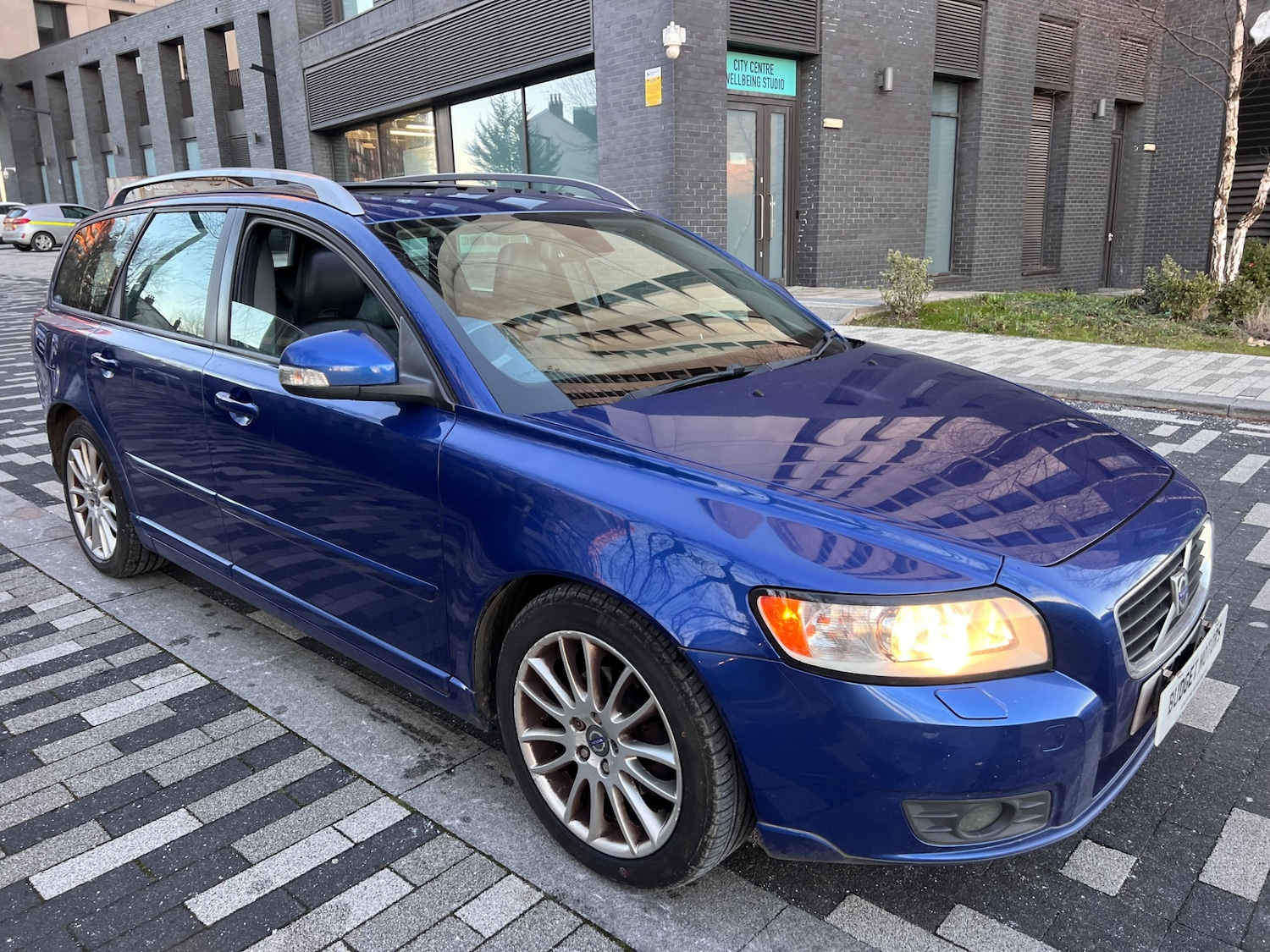 Used Volvo V50 2010 for sale - 77102064: Photo 2