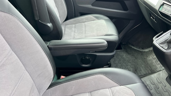 Used Volkswagen Caravelle 2020 for sale - 75641259: Photo 38