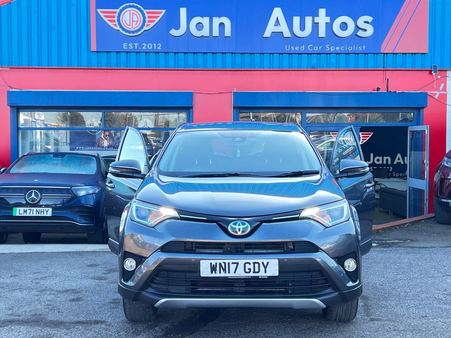 Used Toyota RAV4 2017 for sale - 77969902: Photo 28