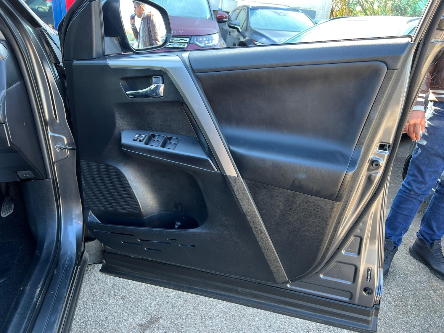 Used Toyota RAV4 2017 for sale - 77969902: Photo 44