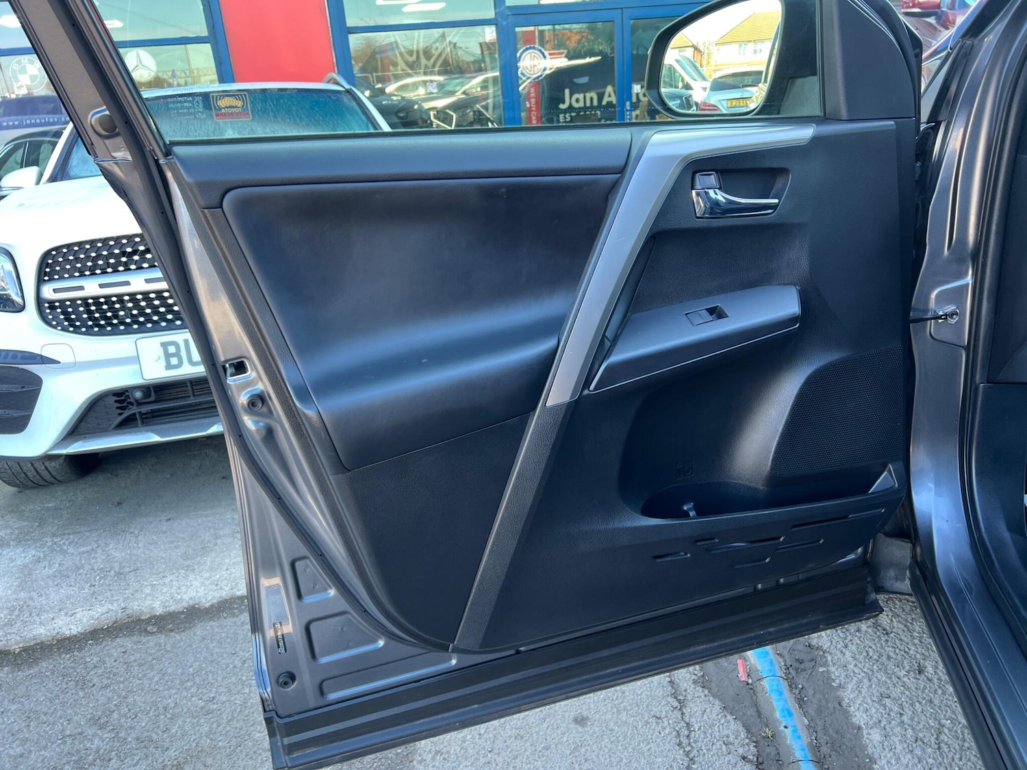 Used Toyota RAV4 2017 for sale - 77969902: Photo 47