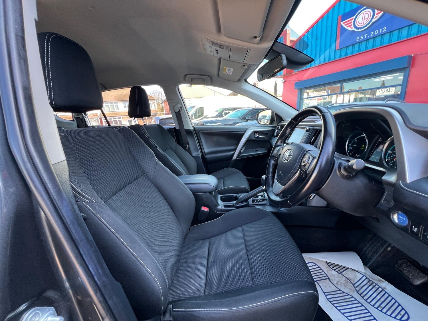 Used Toyota RAV4 2017 for sale - 77969902: Photo 6