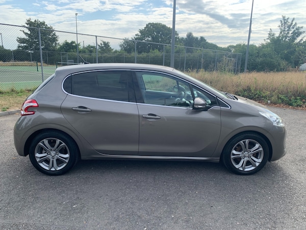 Used Peugeot 208 2015 for sale - 75379471: Photo 2
