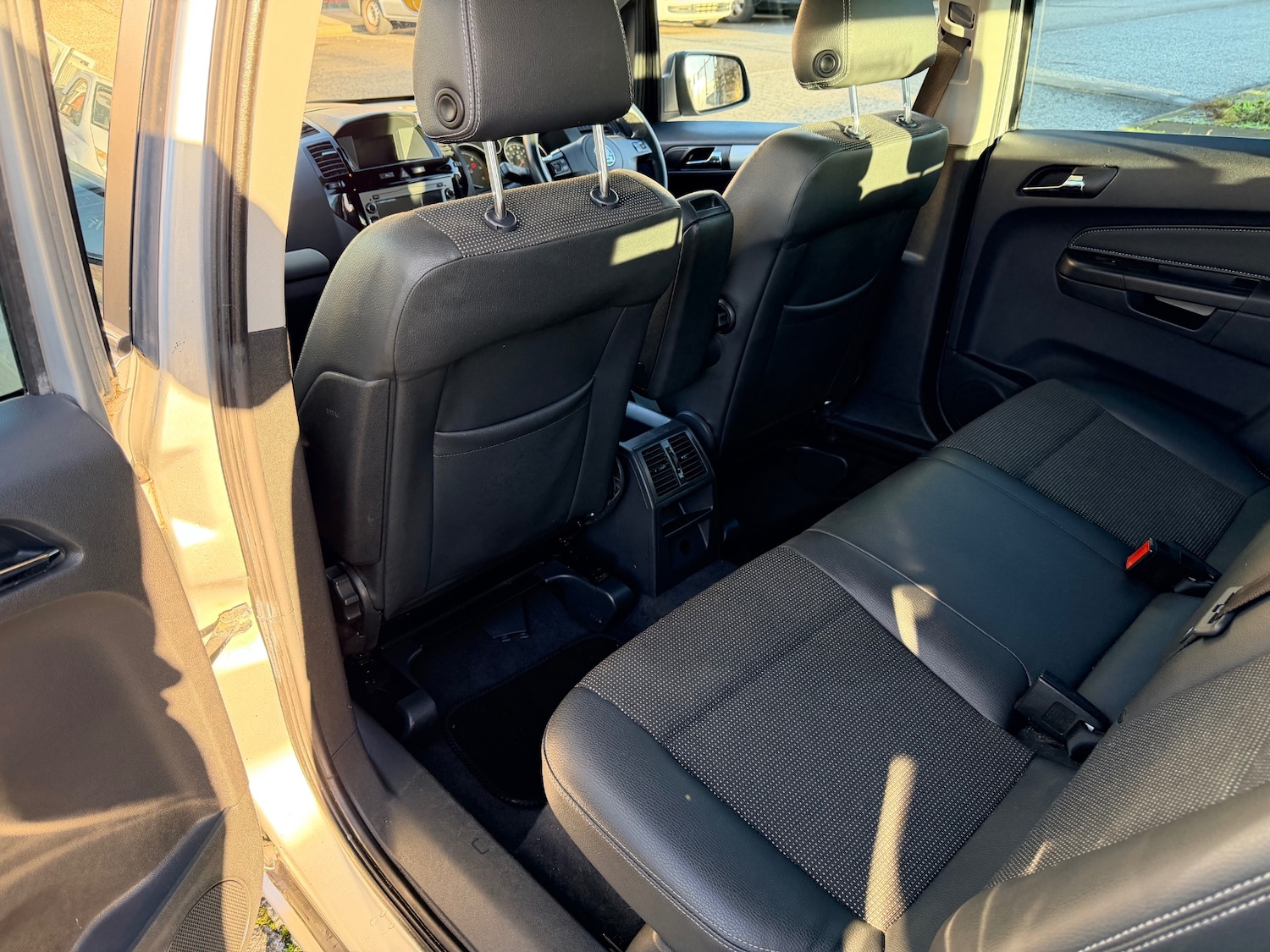 Used Vauxhall Zafira 2010 for sale - 76969594: Photo 24