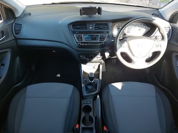 Used Hyundai i20 2017 for sale - 76221226: Photo 2