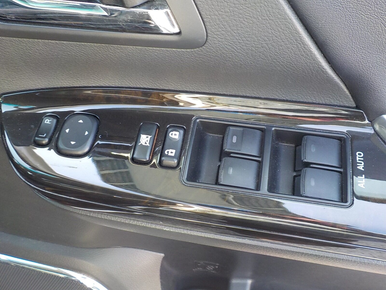 Used Toyota Vellfire 2013 for sale - 77039060: Photo 24