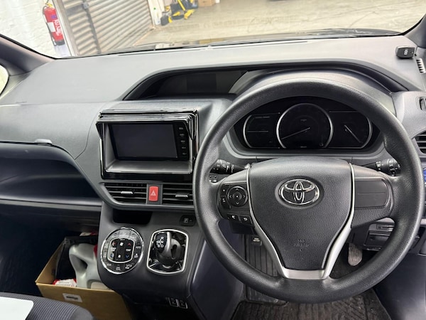 Used Toyota Voxy 2015 for sale - 73850068: Photo 11