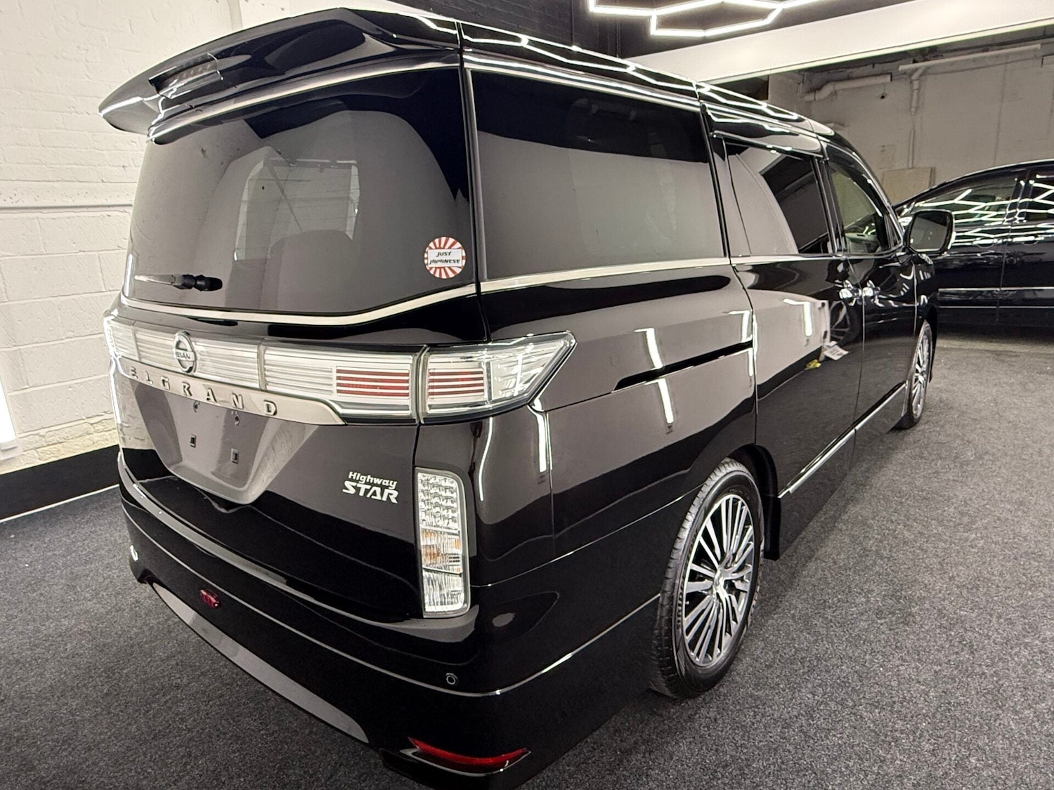 Used Nissan Elgrand 2018 for sale - 77039002: Photo 2