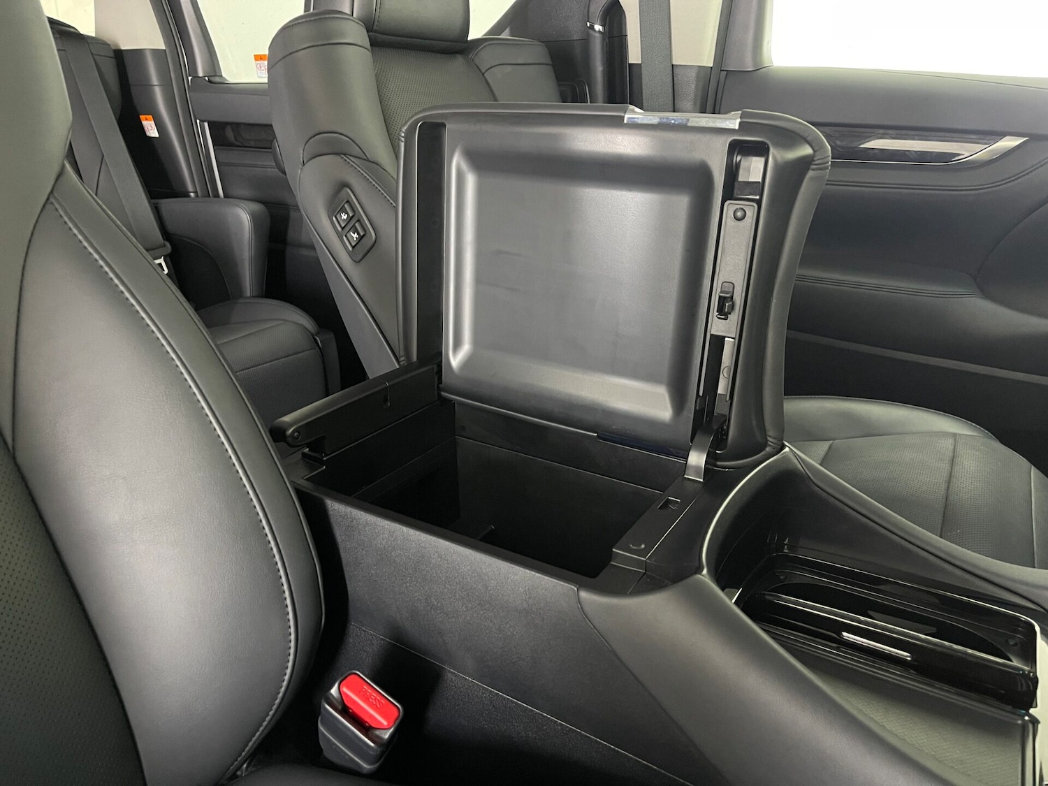 Used Toyota Alphard 2023 for sale - 74825553: Photo 44