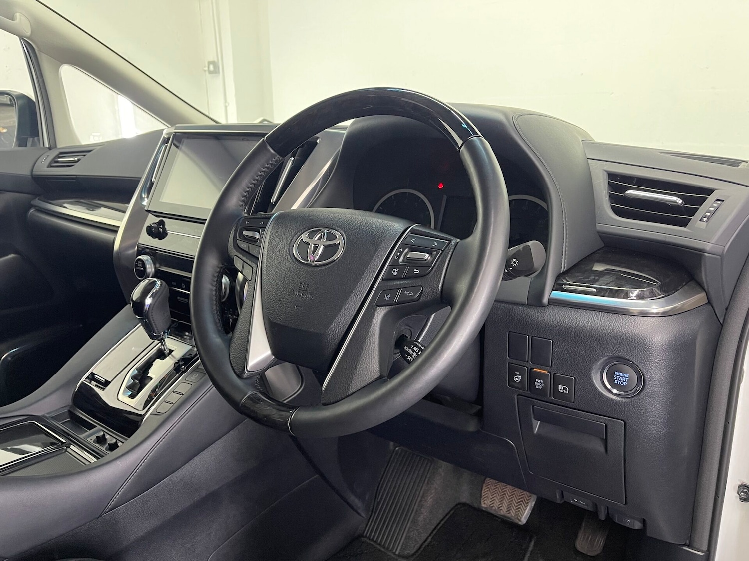 Used Toyota Alphard 2025 for sale - 77039017: Photo 39