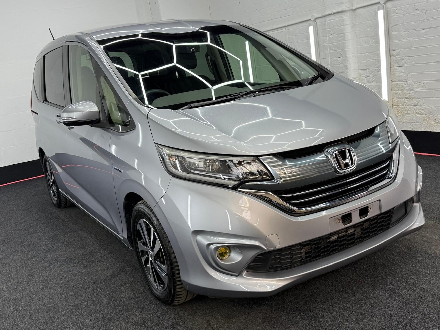 Used Honda Freed 2017 for sale - 77039008: Photo 2