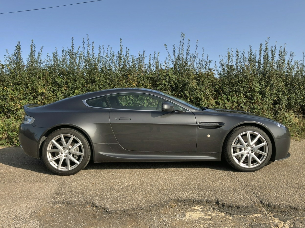 Used Aston Martin Vantage 2013 for sale - 76799083: Photo 2