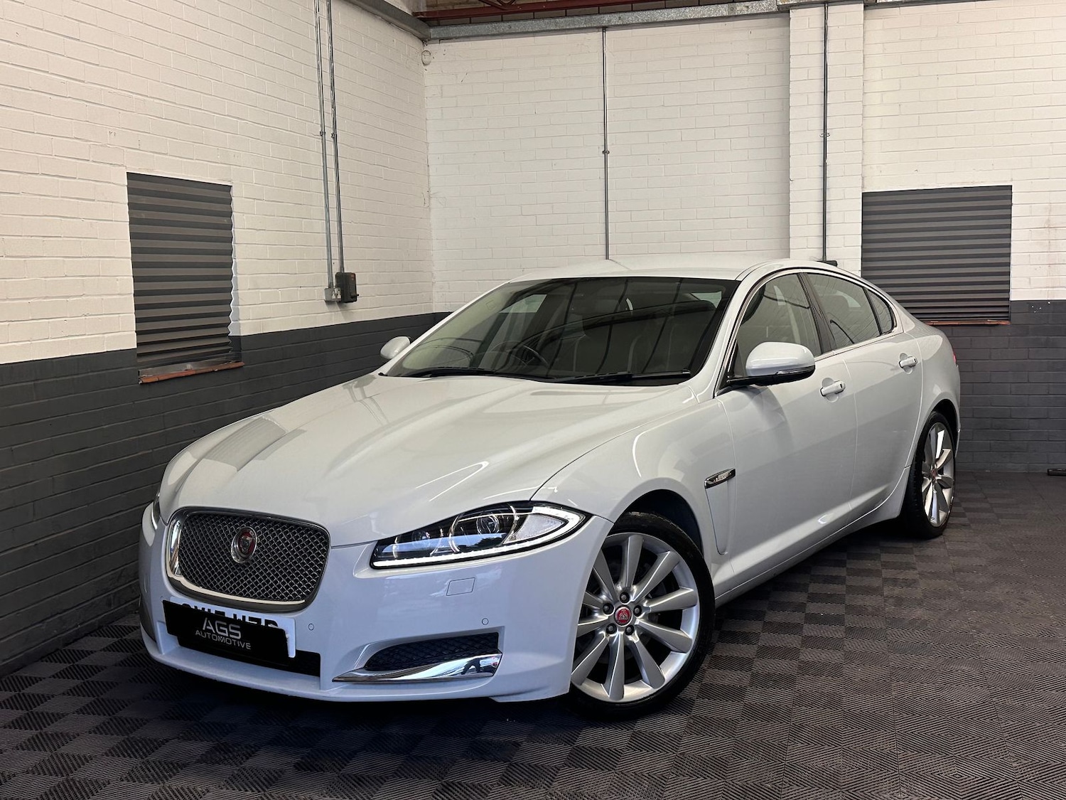 Used Jaguar XF 2015 for sale - 77673967: Photo 2