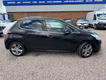 Used Peugeot 208 2015 for sale - 78931606: Photo