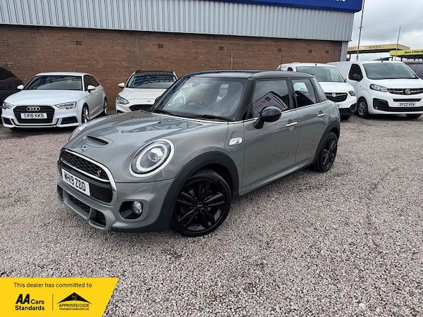 Used MINI Hatch 2019 for sale - 75392682: Photo 1