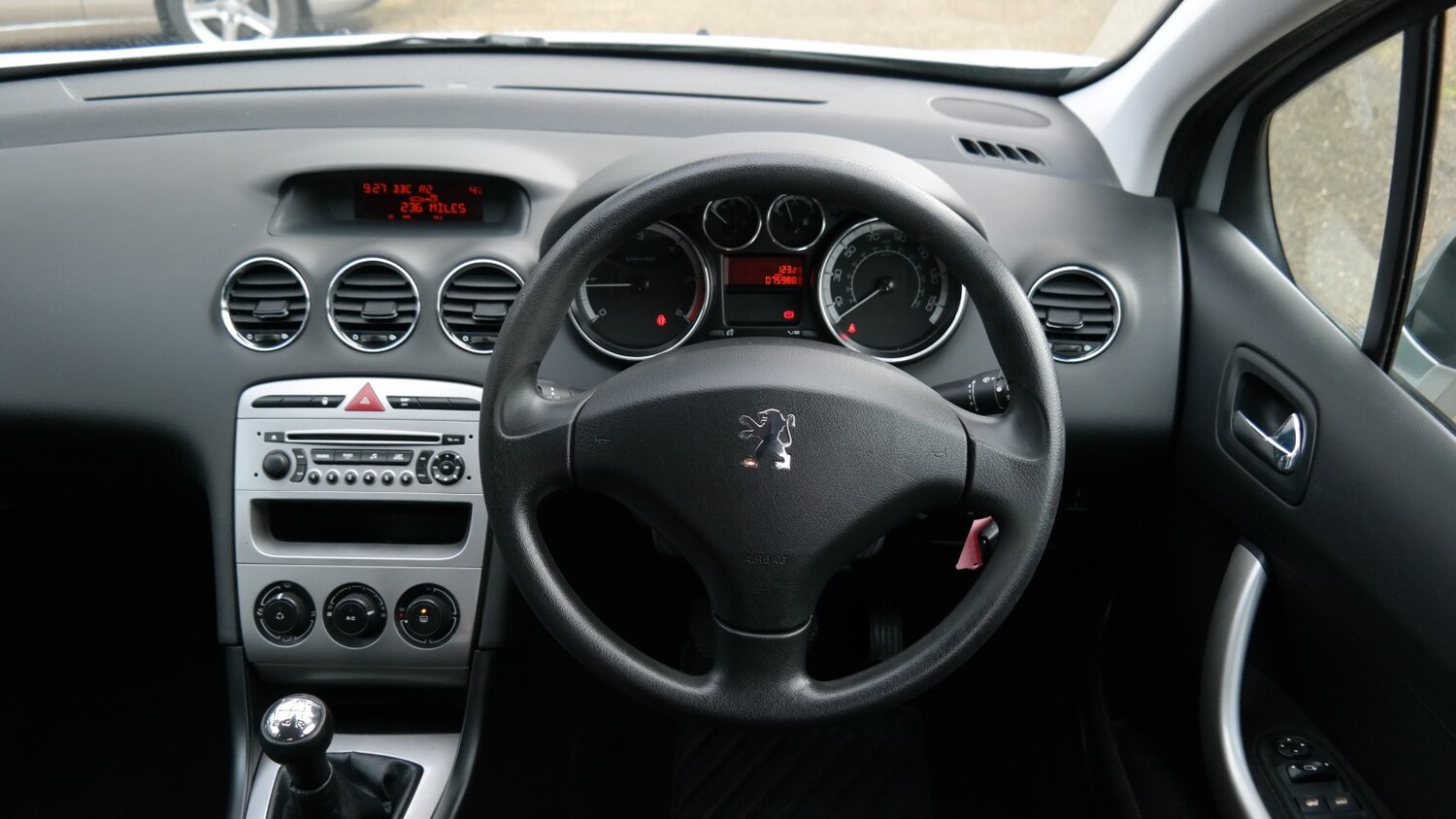 Used Peugeot 308 2010 for sale - 77363652: Photo 15