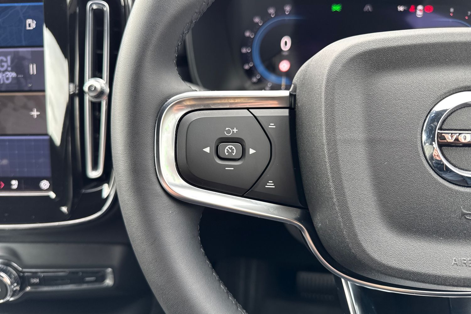 Used Volvo XC40 2023 for sale - 76320433: Photo 40