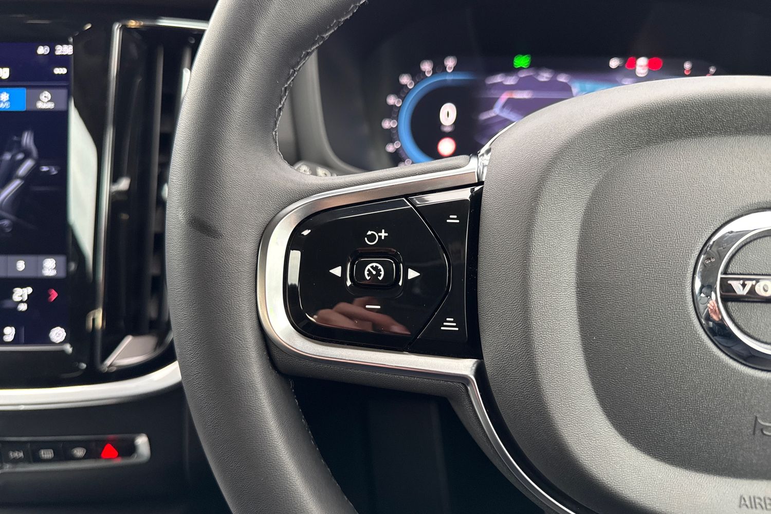 Used Volvo V60 2023 for sale - 76827879: Photo 40