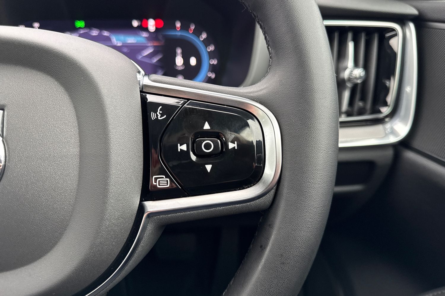 Used Volvo V60 2023 for sale - 76827879: Photo 41