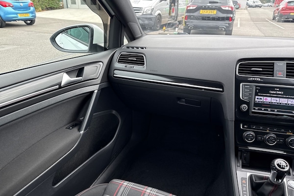 Used Volkswagen Golf 2016 for sale - 76300365: Photo 20
