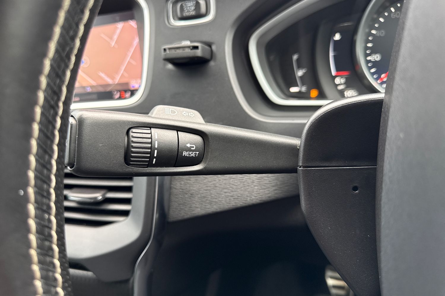 Used Volvo V40 2017 for sale - 77493938: Photo 41