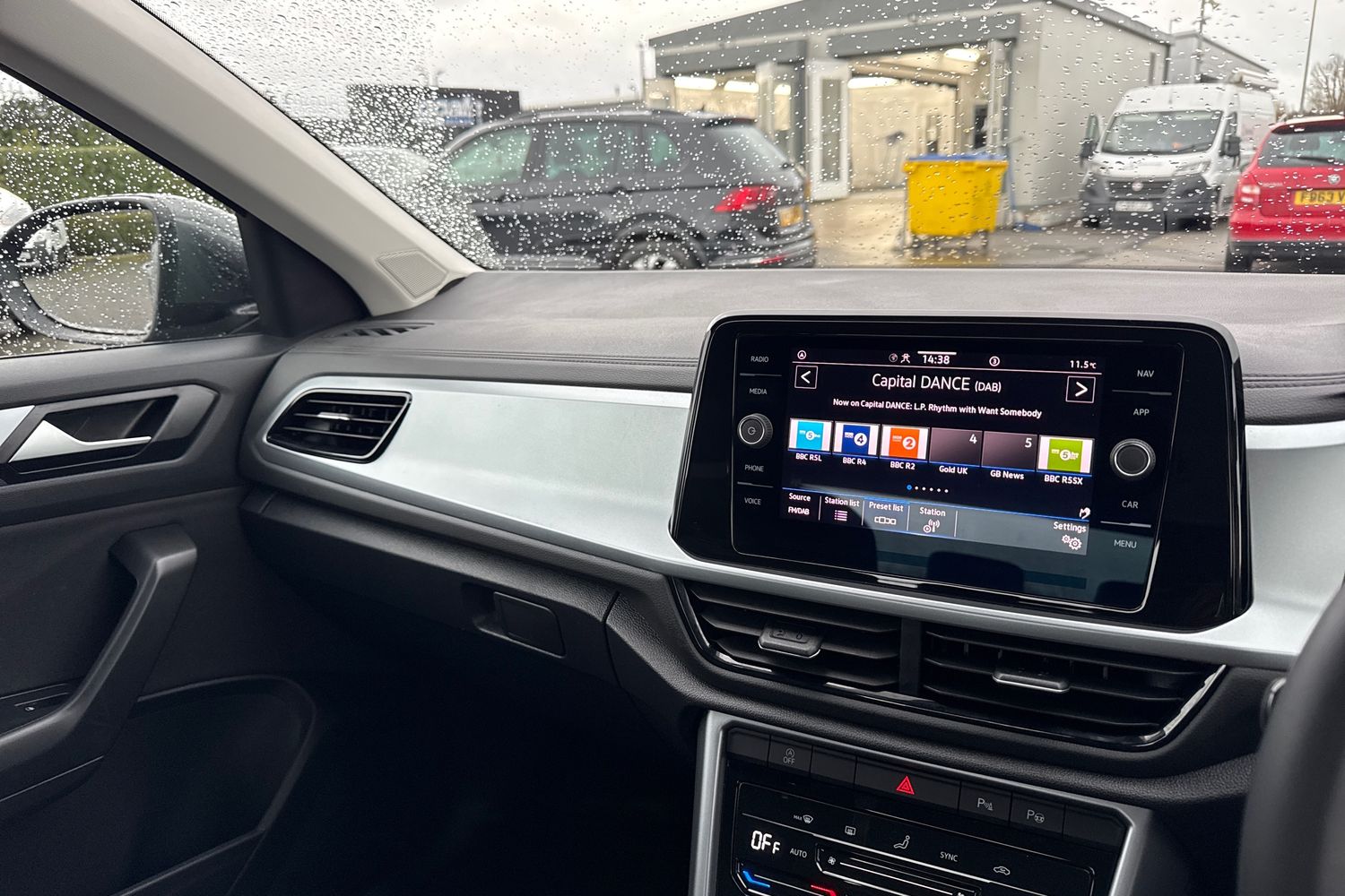 Used Volkswagen T-Roc 2023 for sale - 77686929: Photo 17