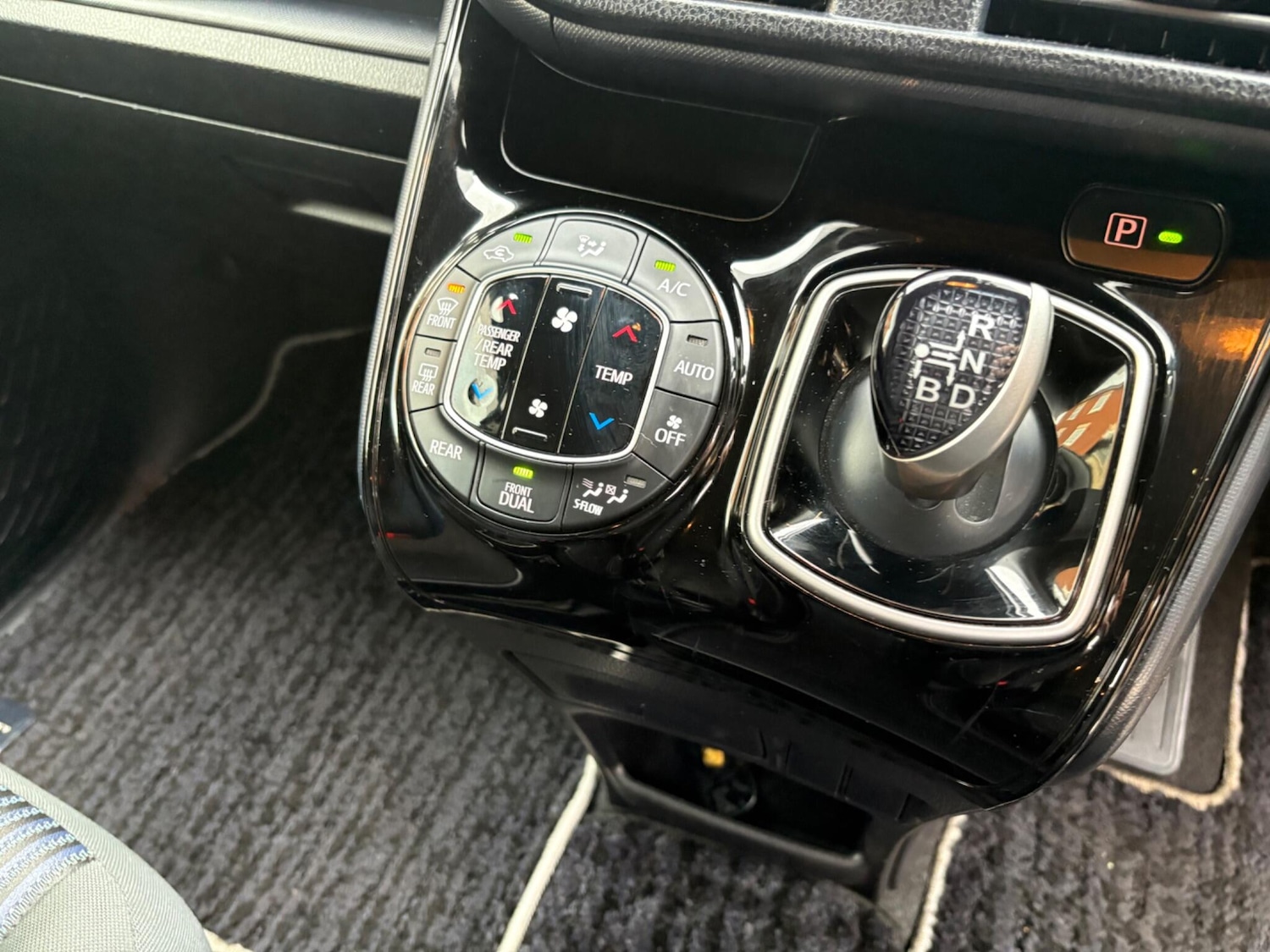 Used Toyota Voxy 2023 for sale - 76522372: Photo 28