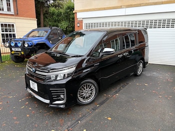 Used Toyota Voxy 2017 for sale - 76522372: Photo