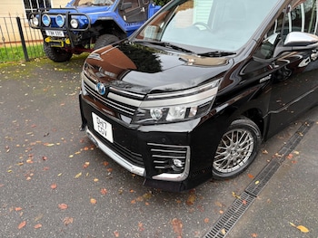 Used Toyota Voxy 2017 for sale - 76522372: Photo