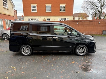 Used Toyota Voxy 2017 for sale - 76522372: Photo