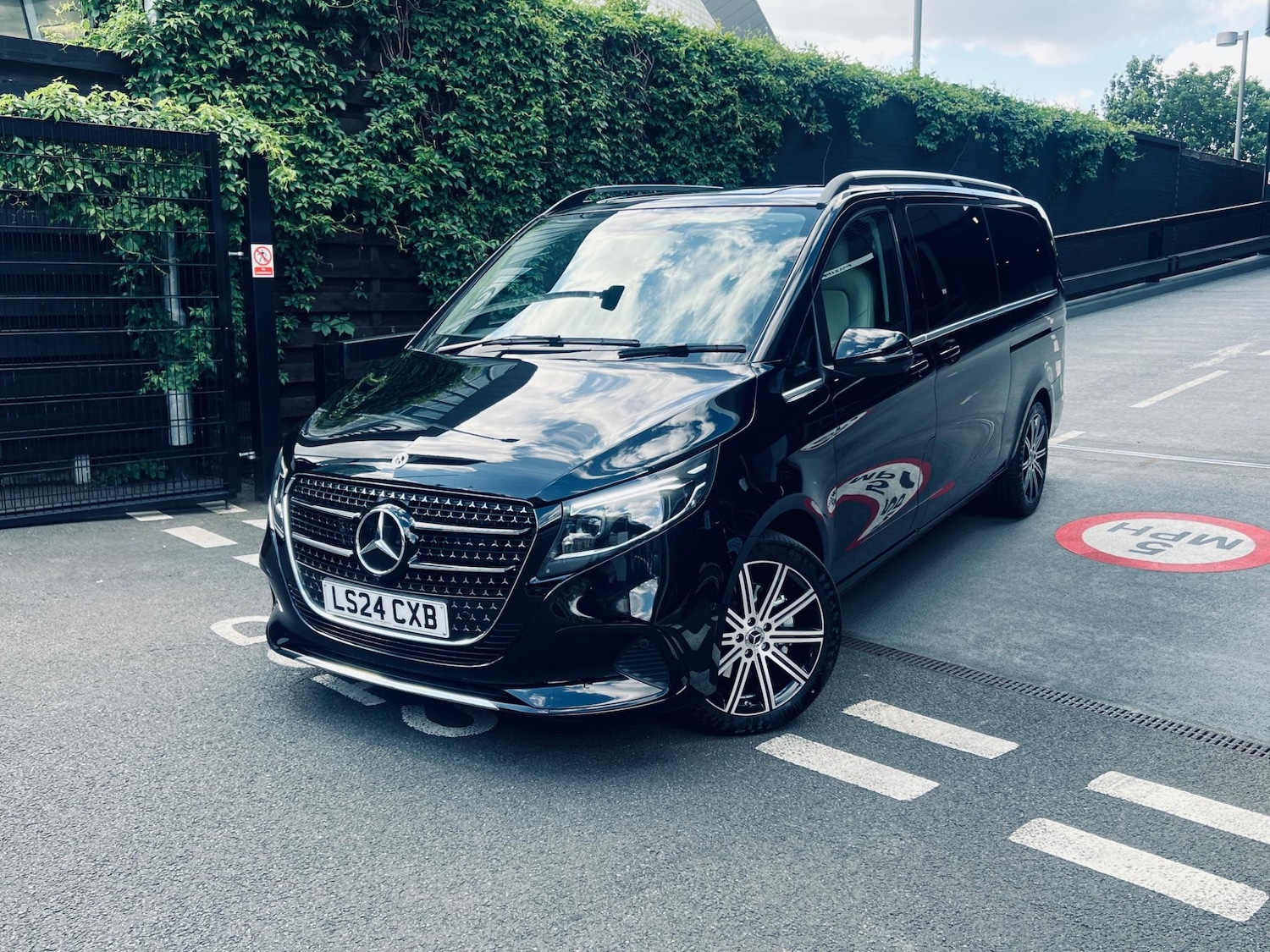 Used Mercedes-Benz V-Class 2024 for sale - 76486818: Photo 2