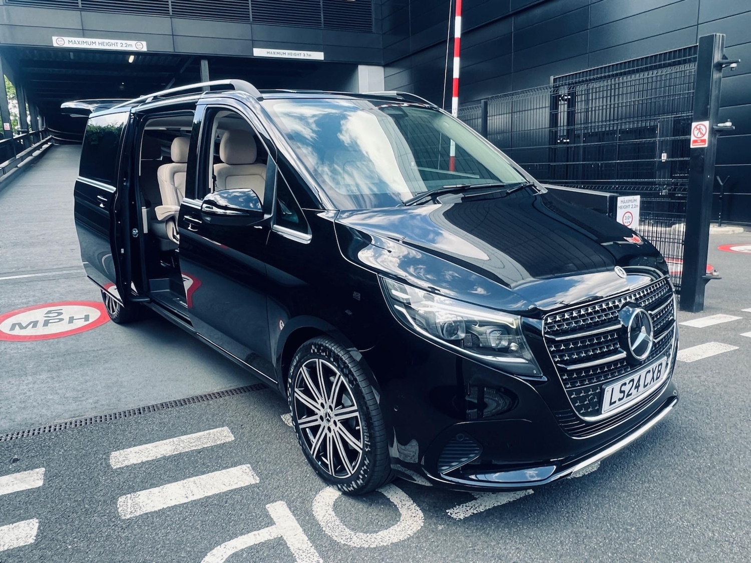 Used Mercedes-Benz V-Class 2024 for sale - 76486818: Photo 3