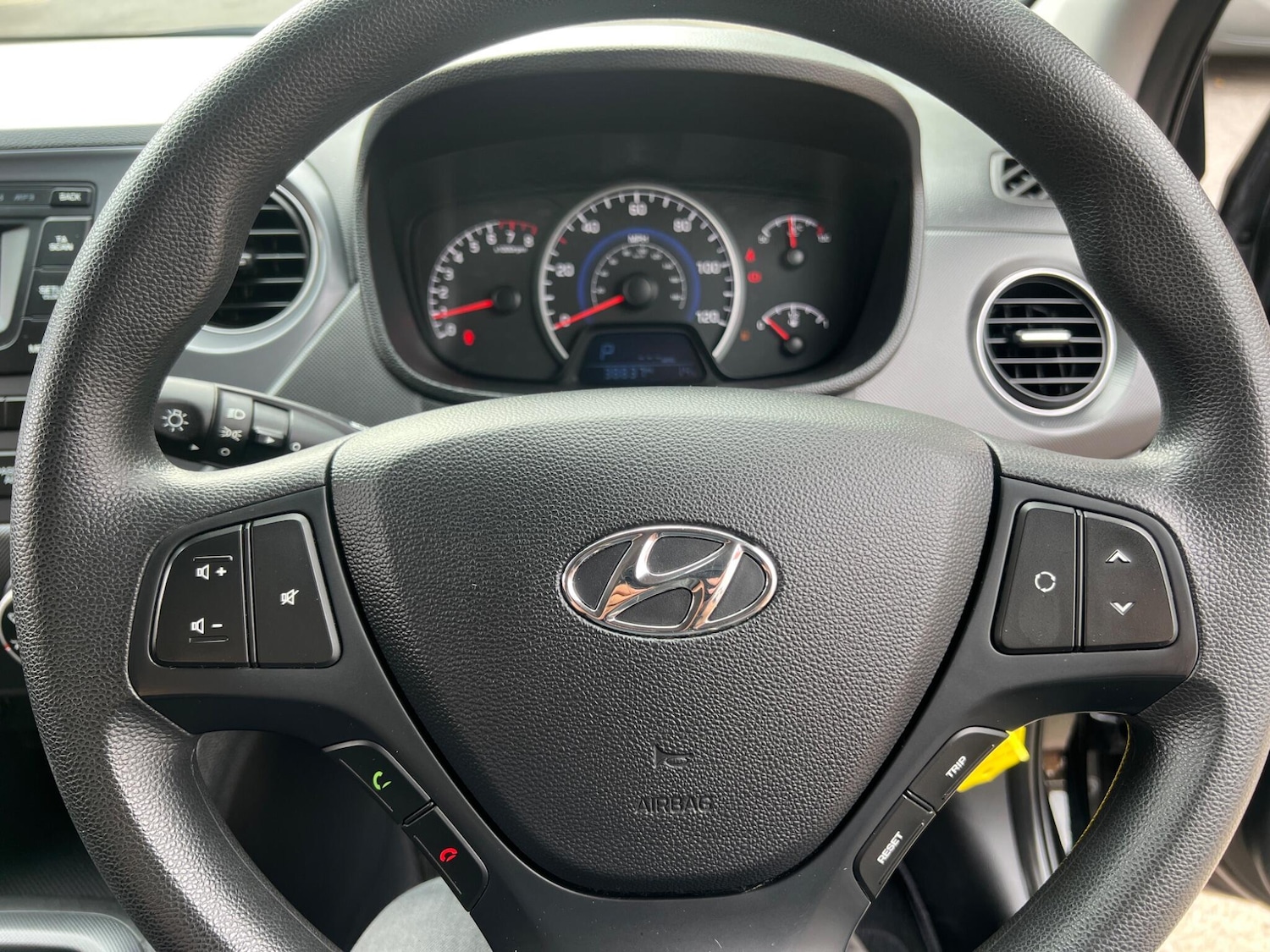 Used Hyundai i10 2018 for sale - 76486844: Photo 47