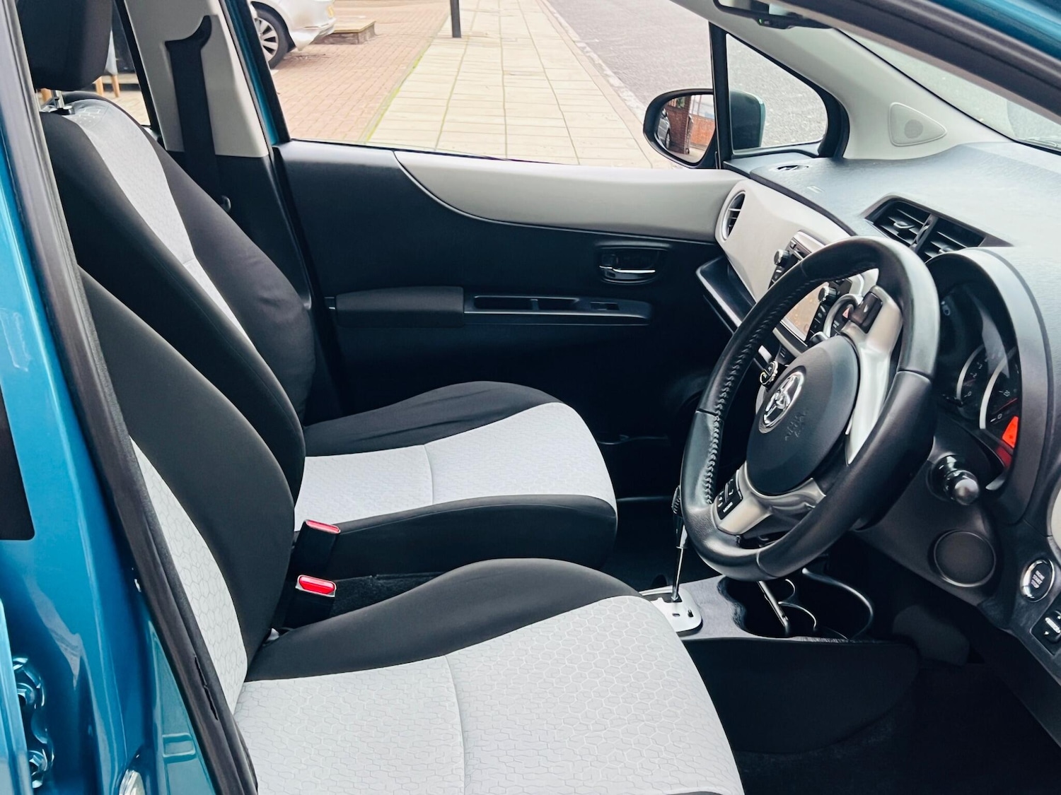 Used Toyota Yaris 2011 for sale - 76486826: Photo 21