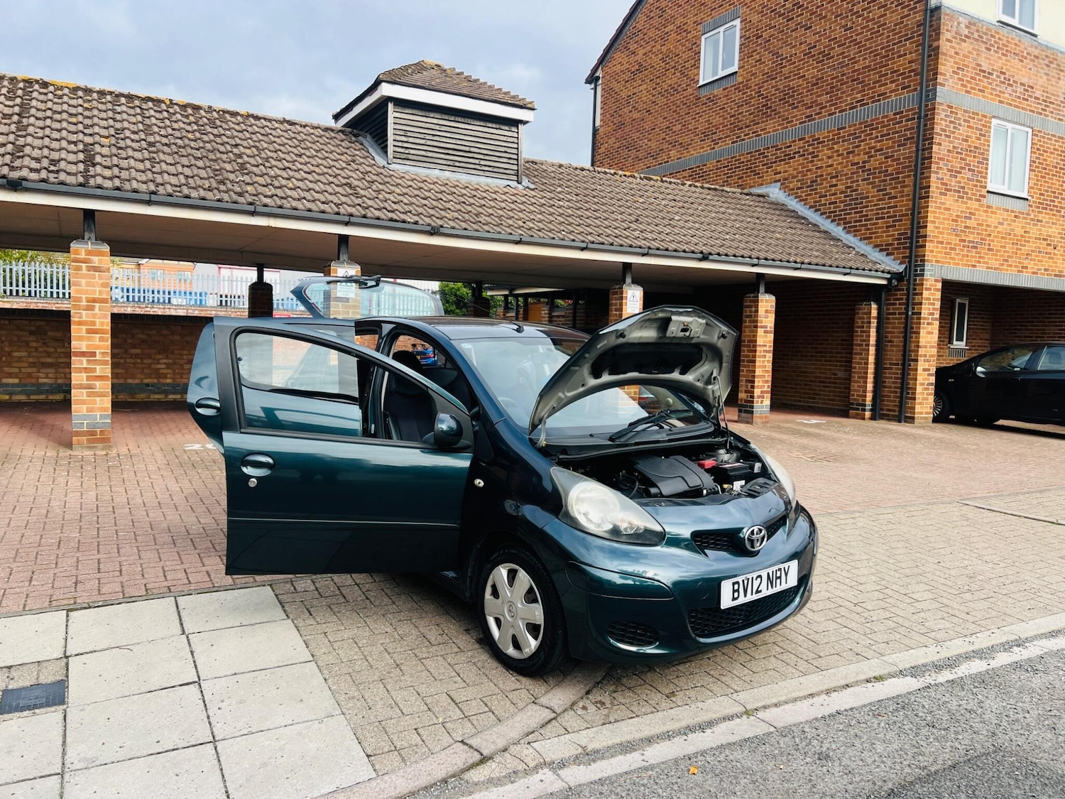 Used Toyota AYGO 2012 for sale - 76486841: Photo 2