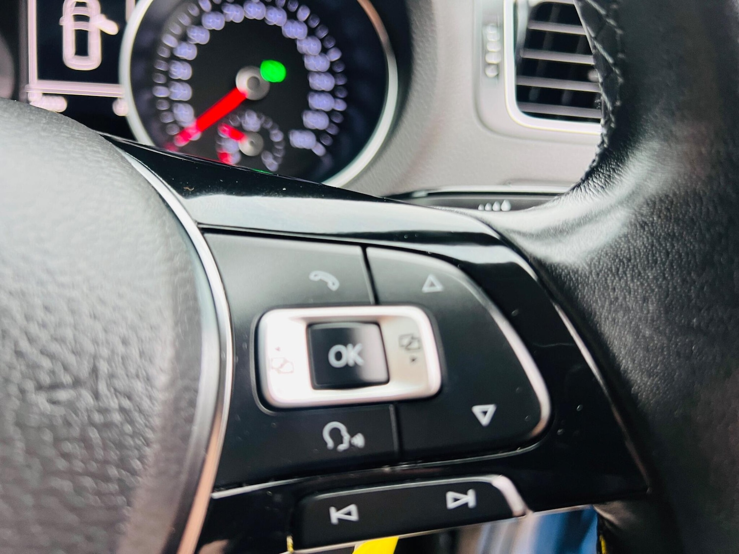 Used Volkswagen Polo 2015 for sale - 76667310: Photo 38