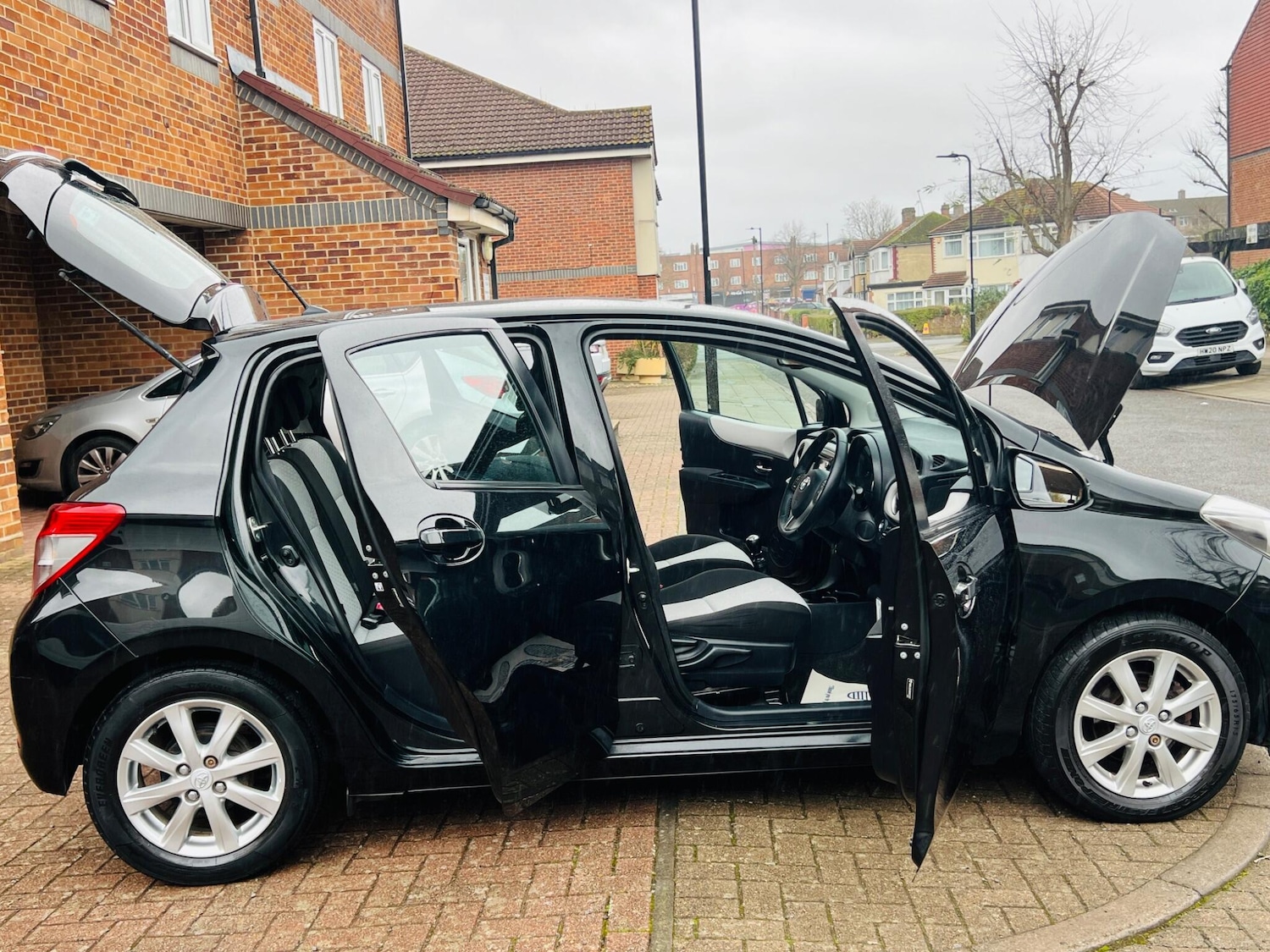 Used Toyota Yaris 2011 for sale - 76866060: Photo 21