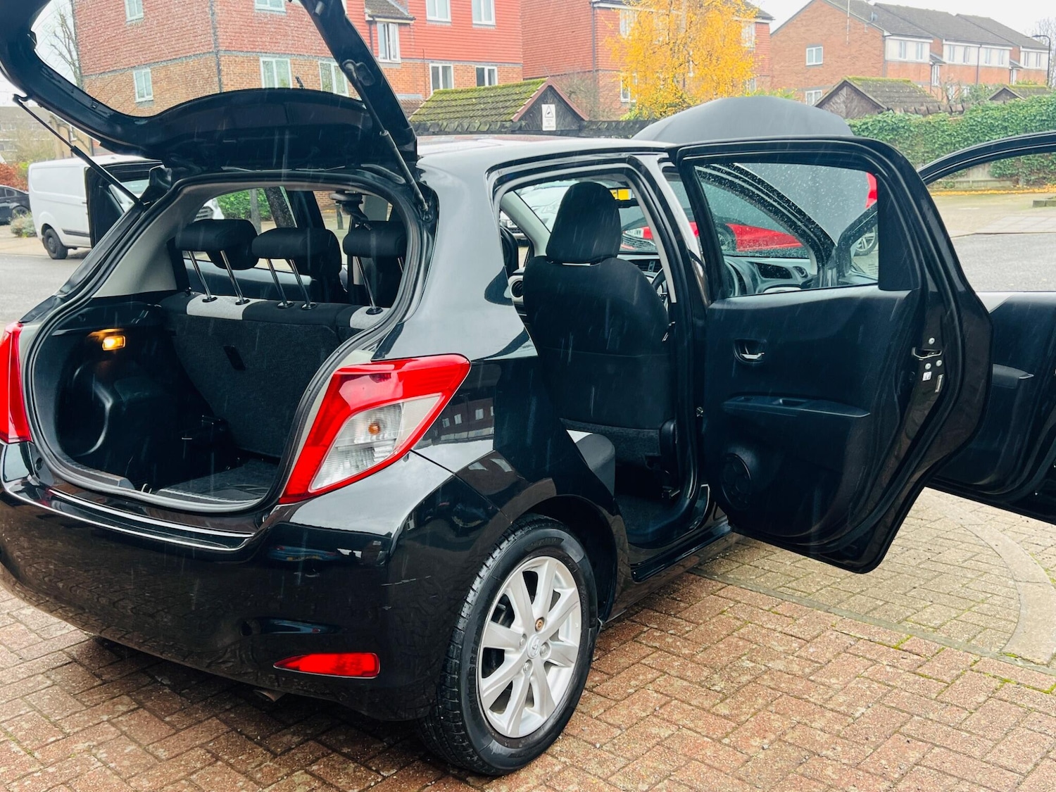 Used Toyota Yaris 2011 for sale - 76866060: Photo 23