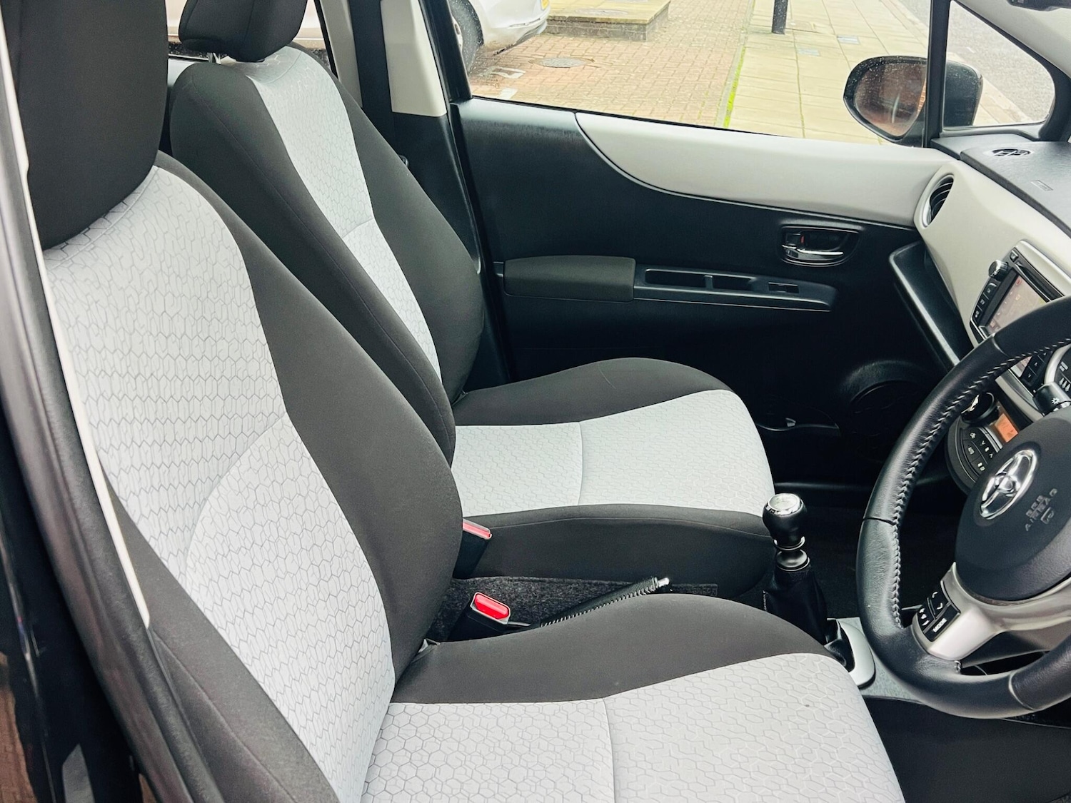 Used Toyota Yaris 2011 for sale - 76866060: Photo 29