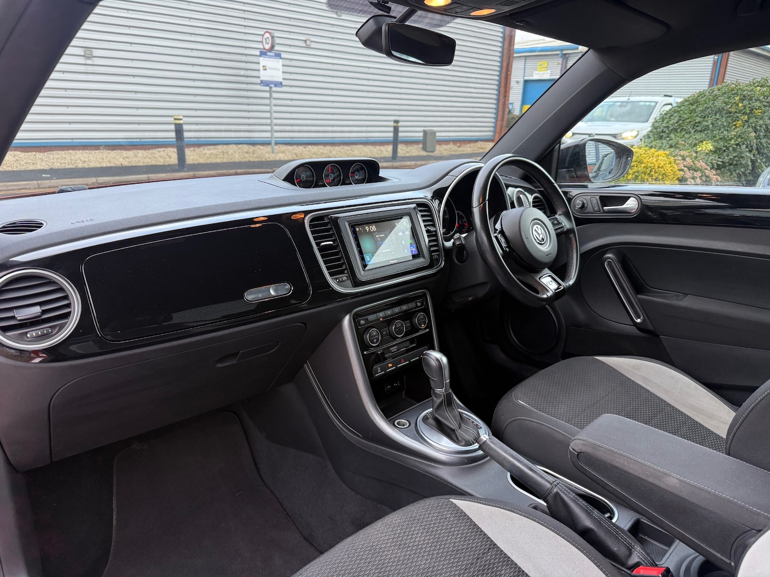 Used Volkswagen Beetle 2018 for sale - 77088275: Photo 60