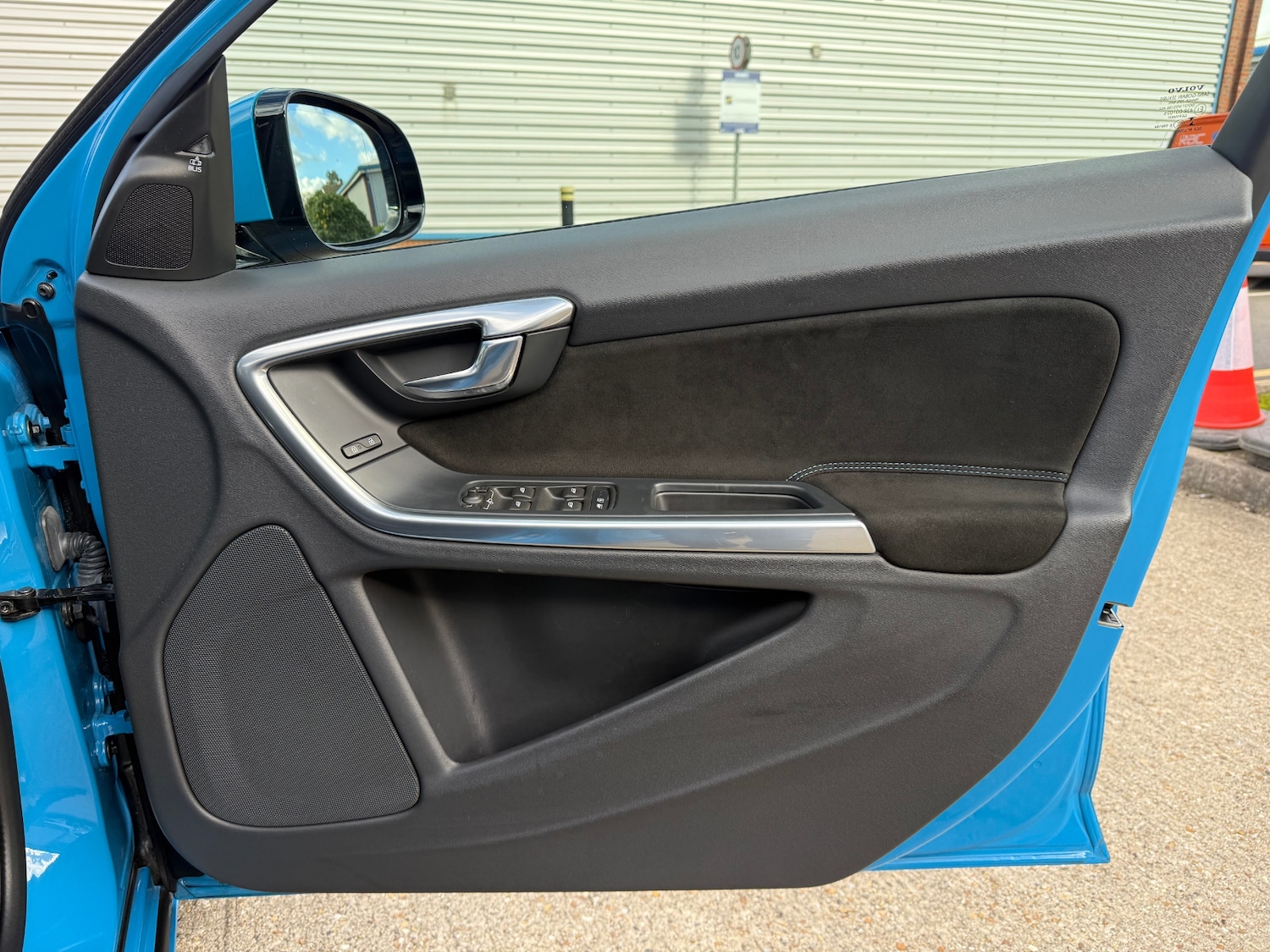 Used Volvo V60 2015 for sale - 76357744: Photo 36