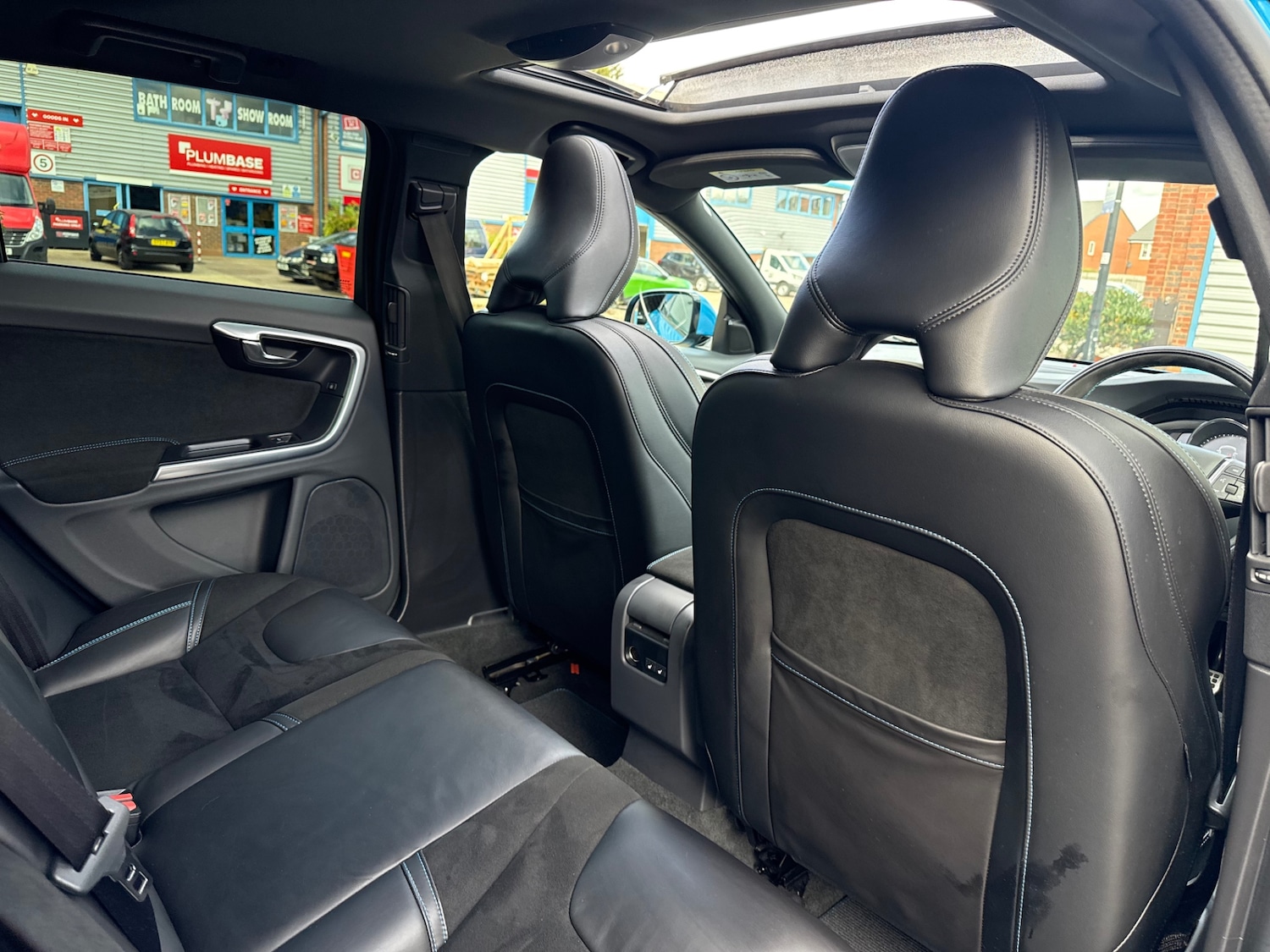 Used Volvo V60 2015 for sale - 76357744: Photo 65