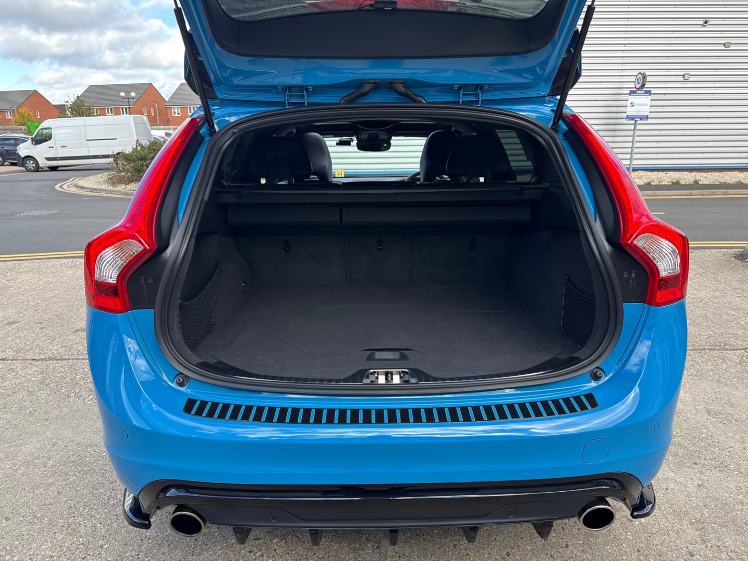 Used Volvo V60 2015 for sale - 76357744: Photo 67
