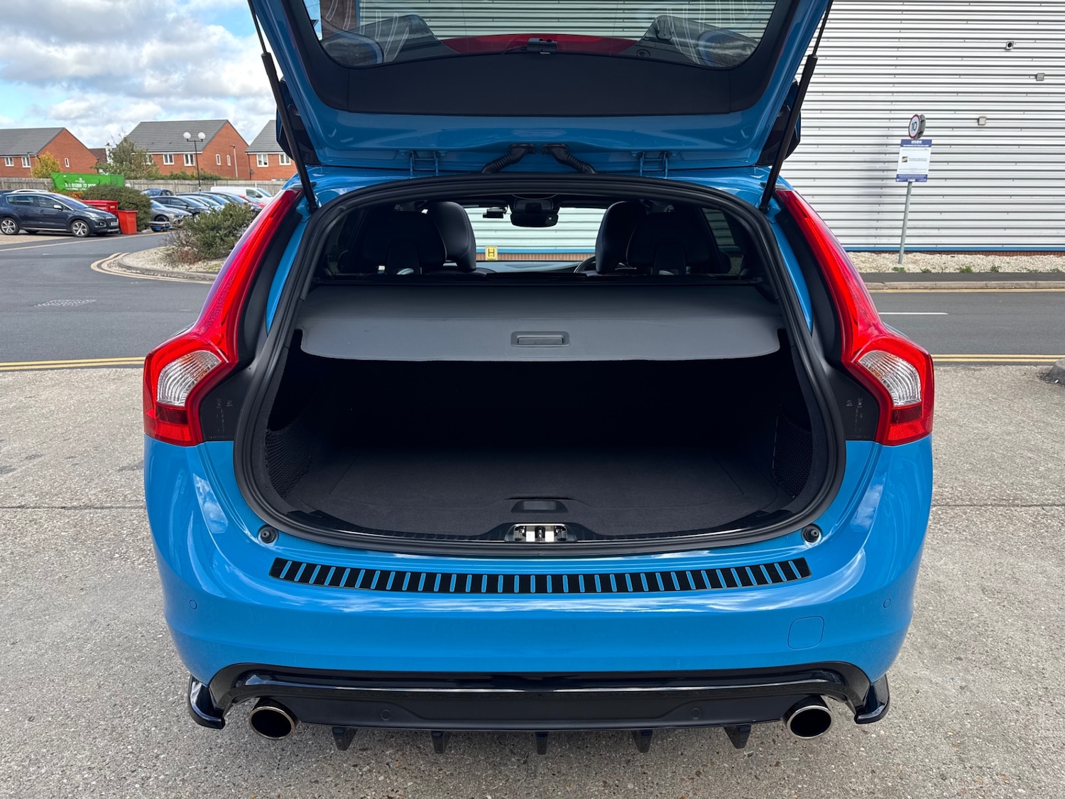 Used Volvo V60 2015 for sale - 76357744: Photo 68