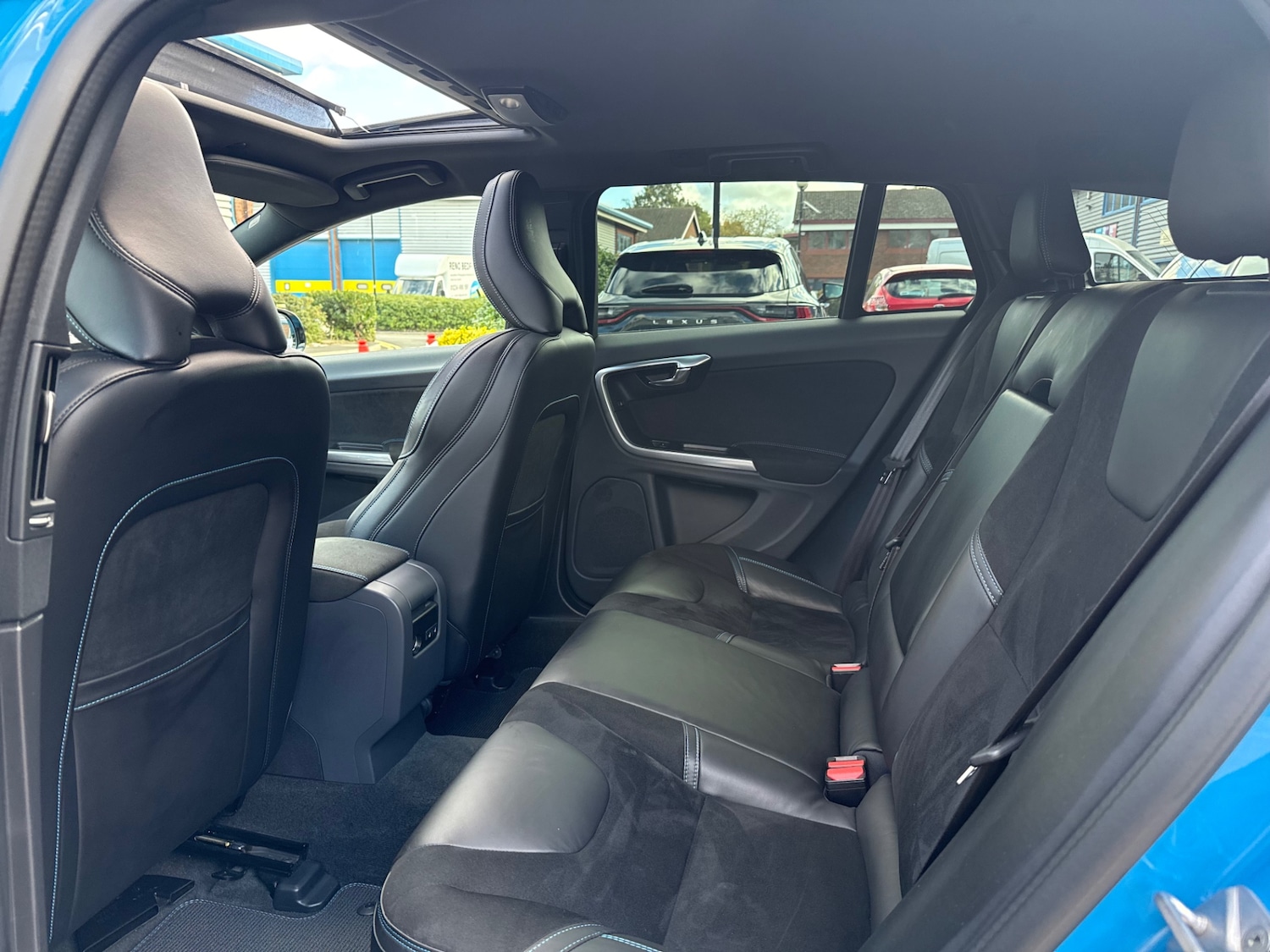Used Volvo V60 2015 for sale - 76357744: Photo 70