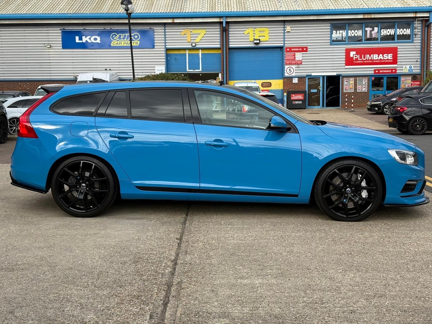 Used Volvo V60 2015 for sale - 76357744: Photo 93