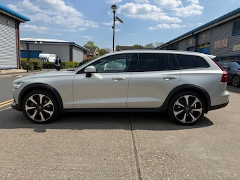 Used Volvo V60 2019 for sale - 78378255: Photo