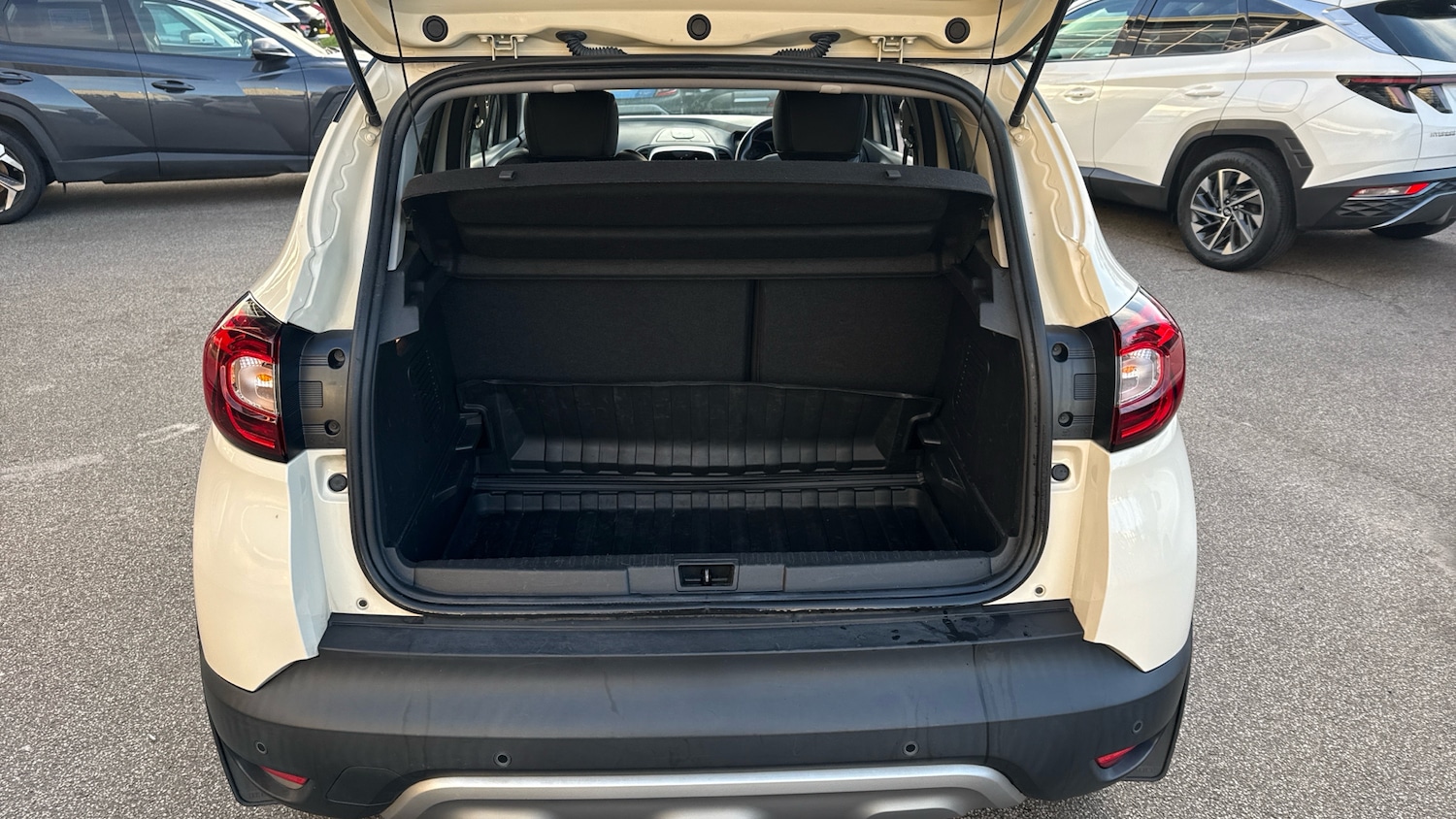 Used Renault Captur 2018 for sale - 76762330: Photo 4