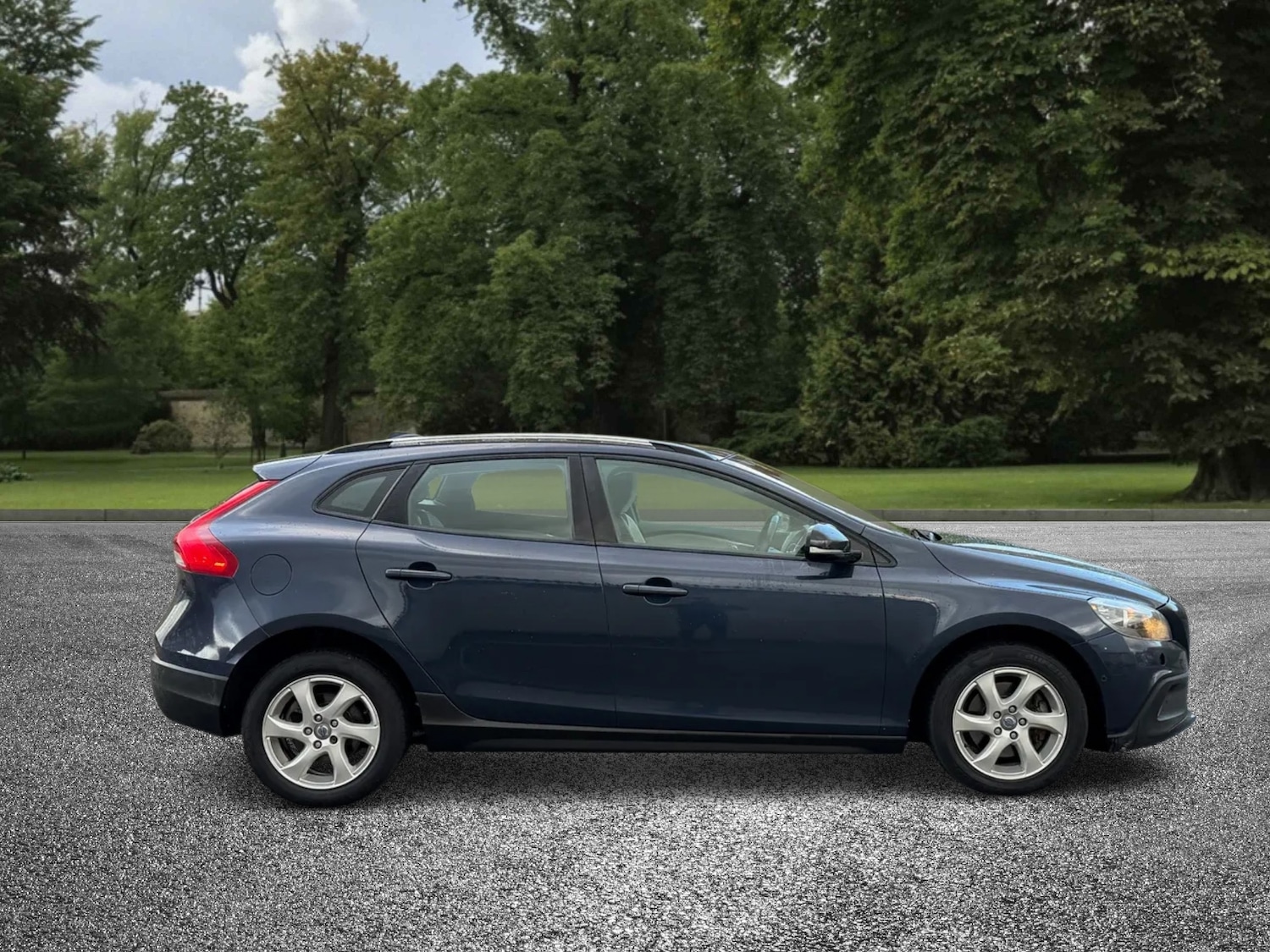 Used Volvo V40 2013 for sale - 76532312: Photo 8