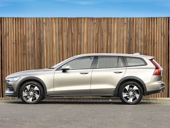 Used Volvo V60 2021 for sale - 76238196: Photo